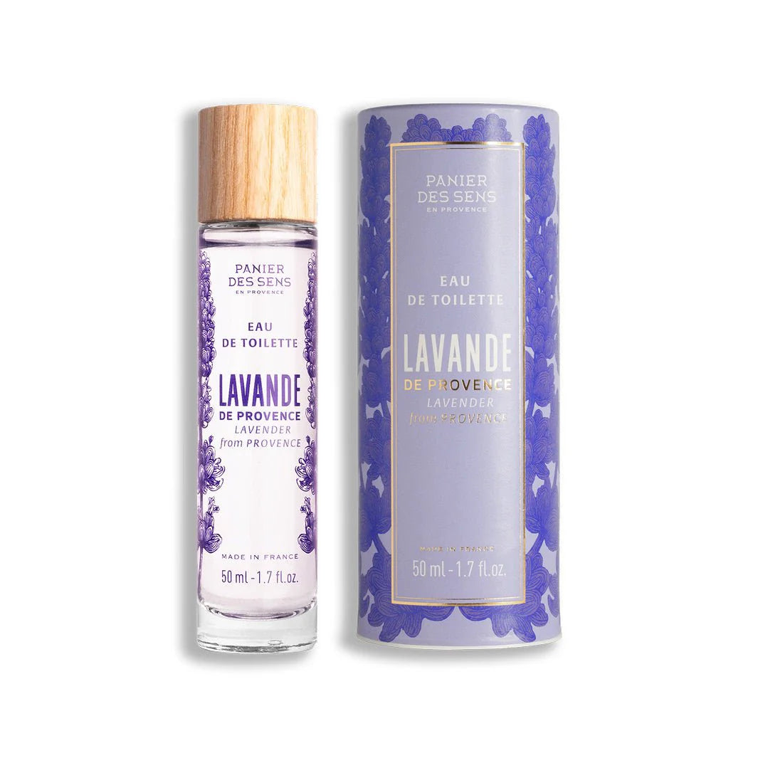 Une eau de toilette lavande éclatante au sillage aromatique et lumineux. Grâce à sa technologie de parfum brevetée, elle favorise calme et sérénité tout en laissant un parfum longue tenue sur la peau.